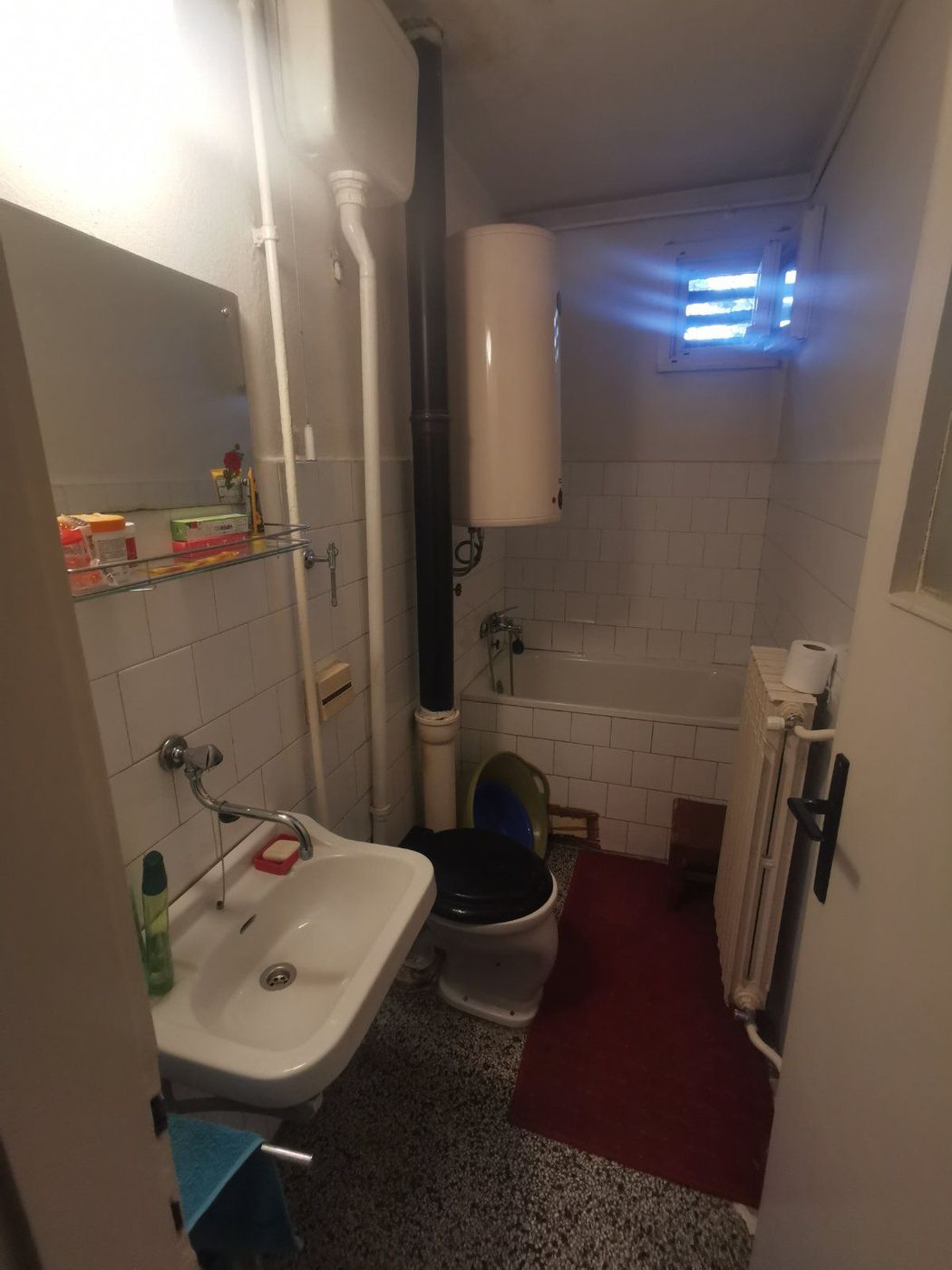 Povoljno   namešten   cena za dogovor 062 792 583 5