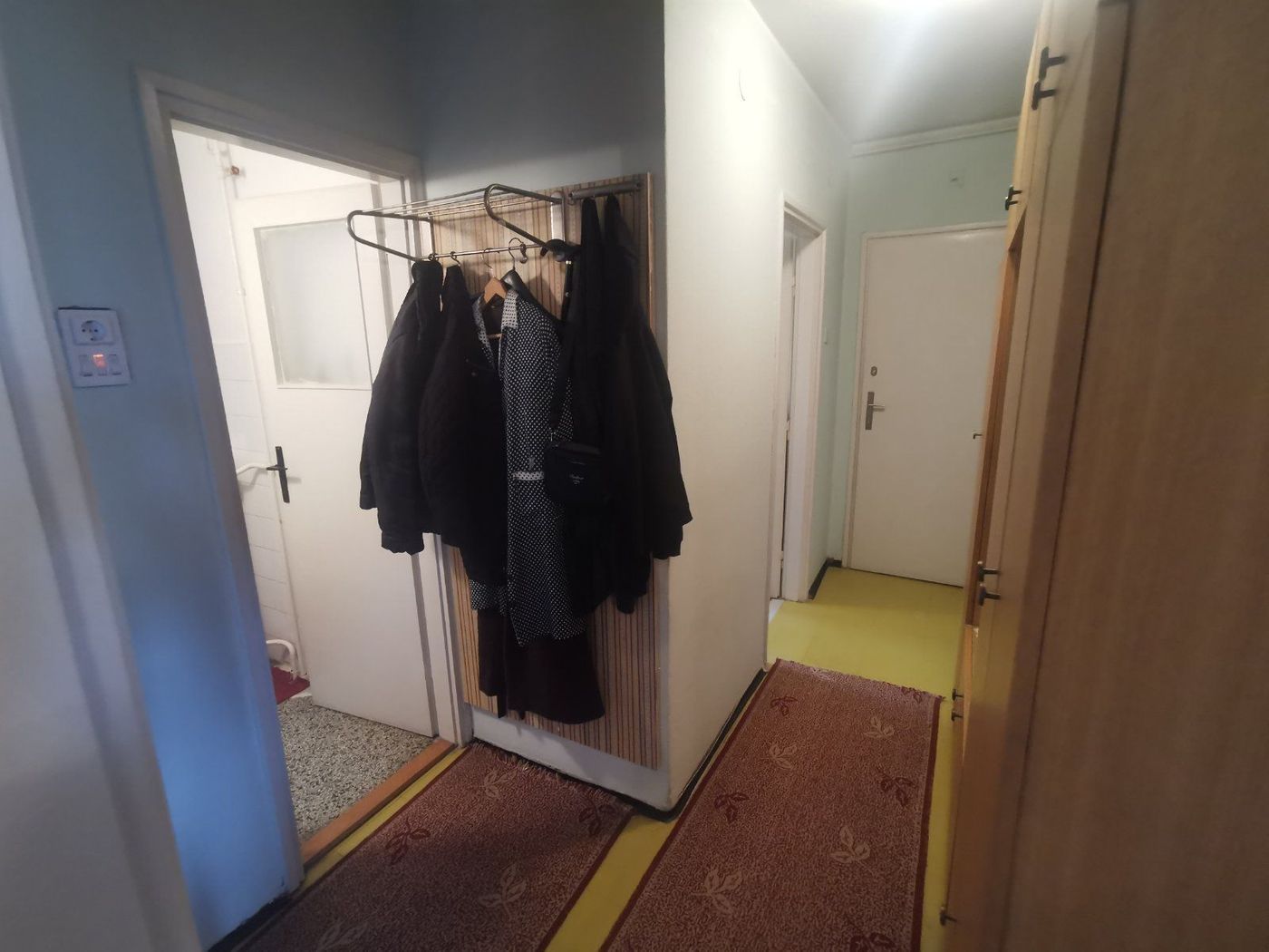 Povoljno   namešten   cena za dogovor 062 792 583 4