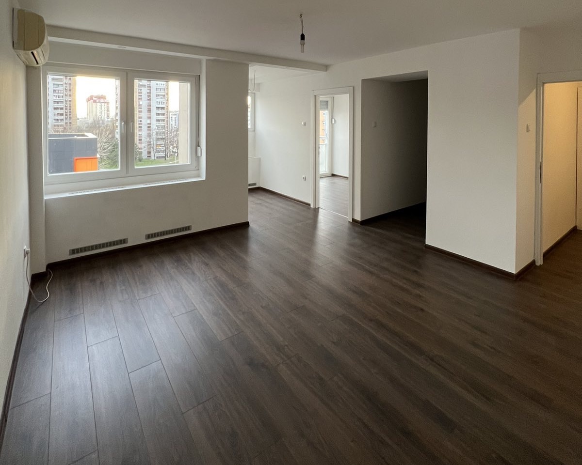 Odmah useljiv   renoviran   kod Baletske škole   062 792 583 2