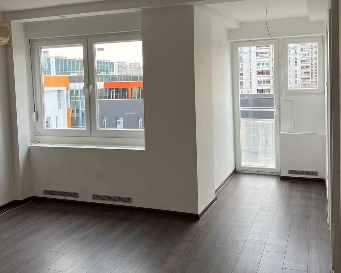 Odmah useljiv   renoviran   kod Baletske škole   062 792 583 3