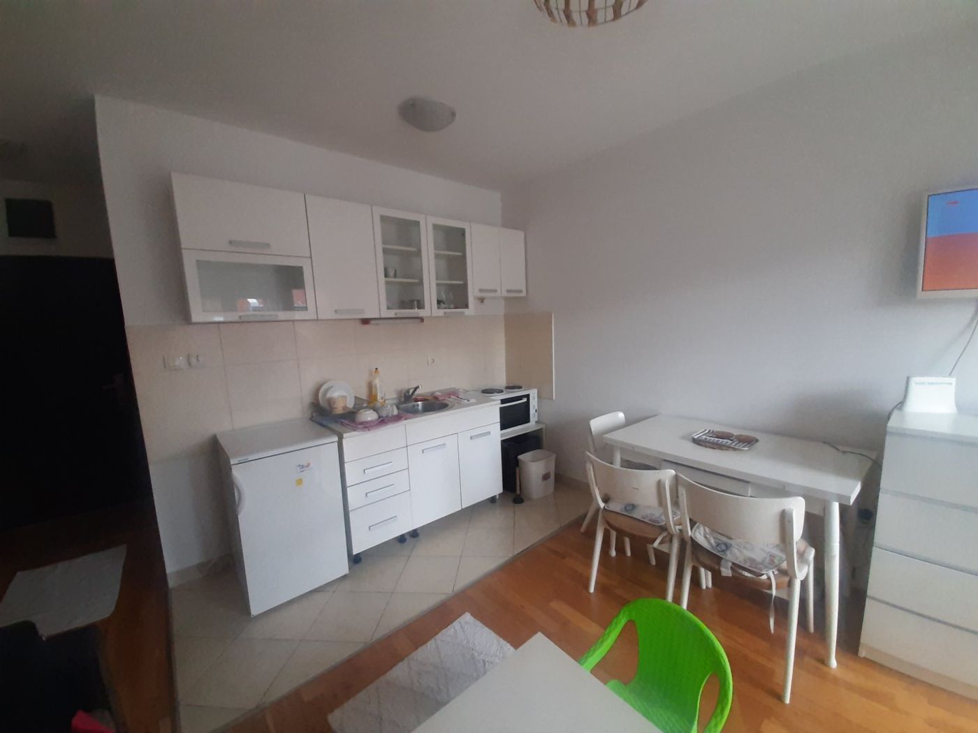 Uknjižen   nameštena garsonjera    062 792 583 3