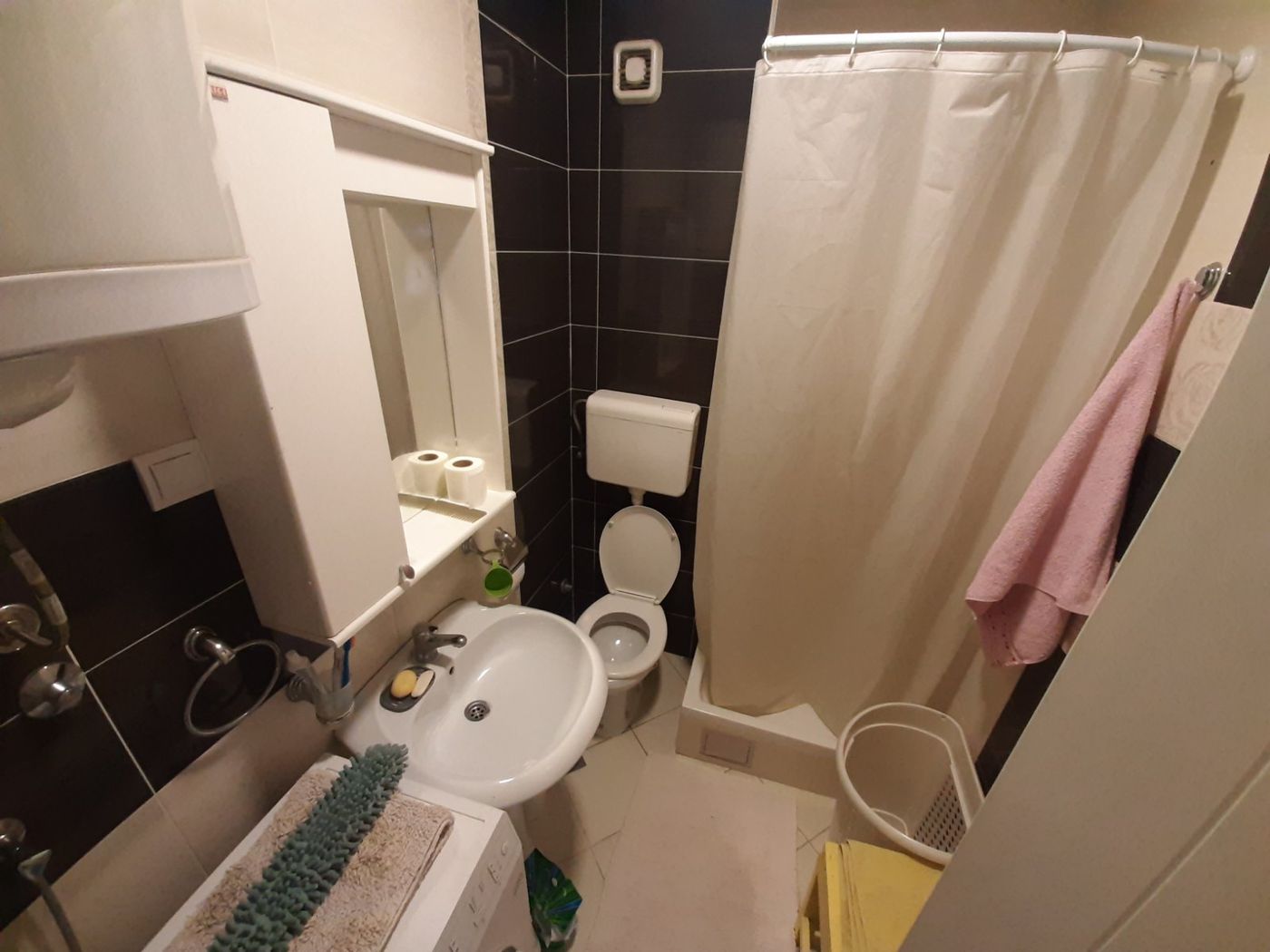 Uknjižen   nameštena garsonjera    062 792 583 4