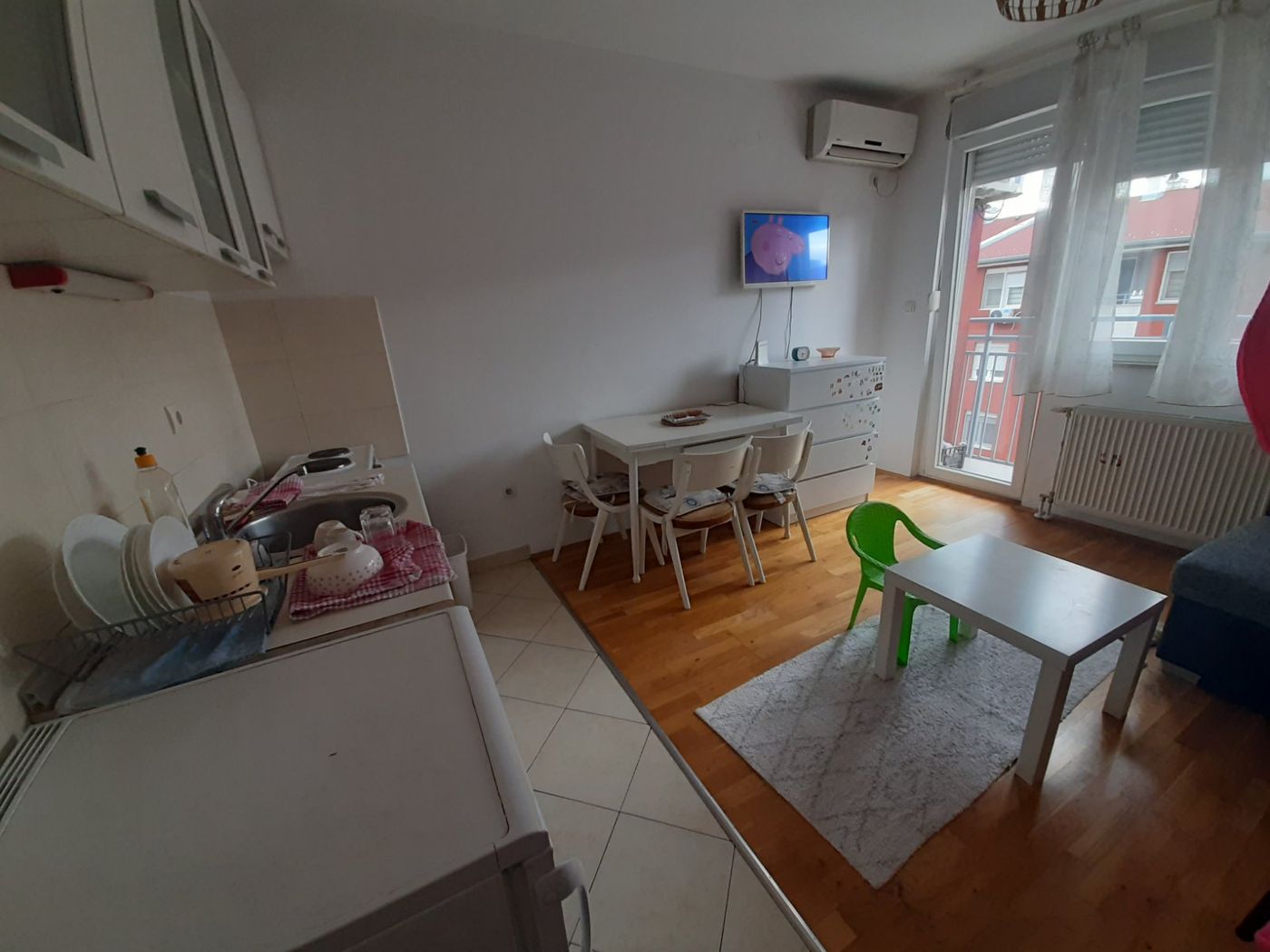 Uknjižen   nameštena garsonjera    062 792 583 2