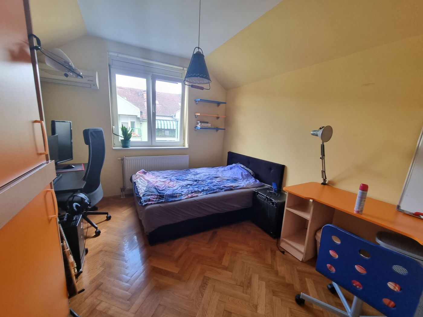 Uknjižen   bez ulaganja  parking za stanare   062 792 583 5