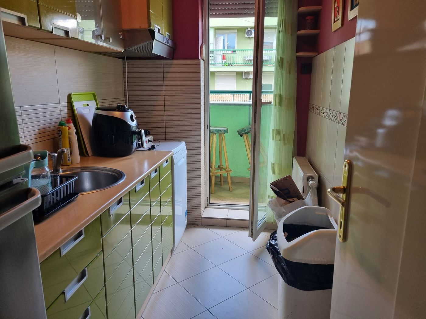 Uknjižen   bez ulaganja  parking za stanare   062 792 583 2