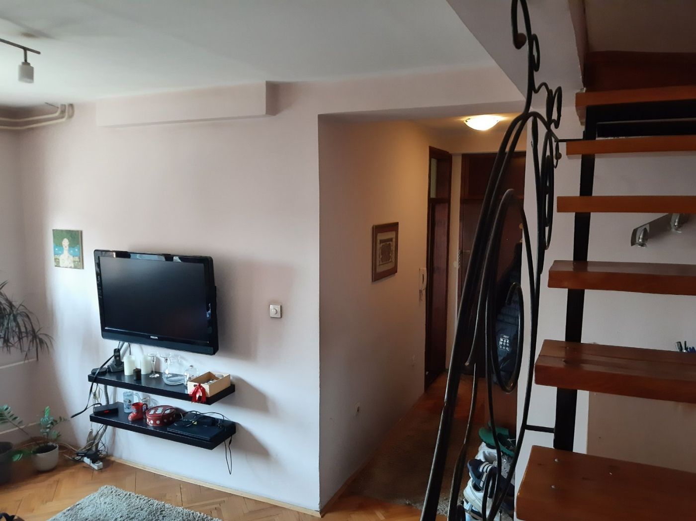 Uknjižen trosoban stan   povoljno   062 792 583 2