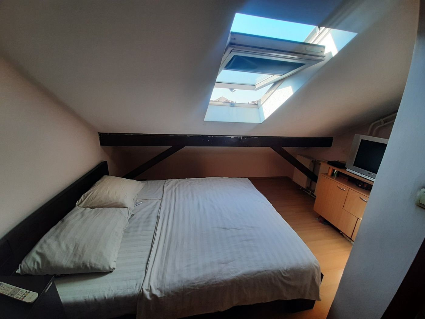 Uknjižen trosoban stan   povoljno   062 792 583 5