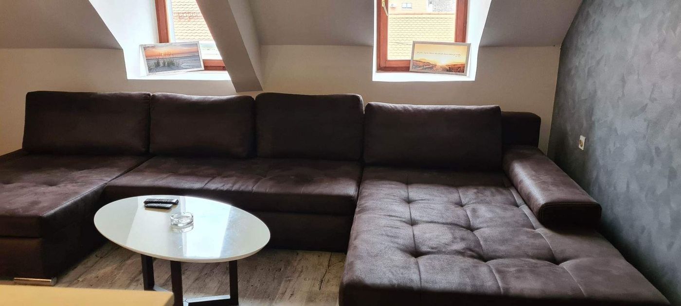 Gradić   uknjižen stan   idealno za biznis  stan na dan    062 792 583 2