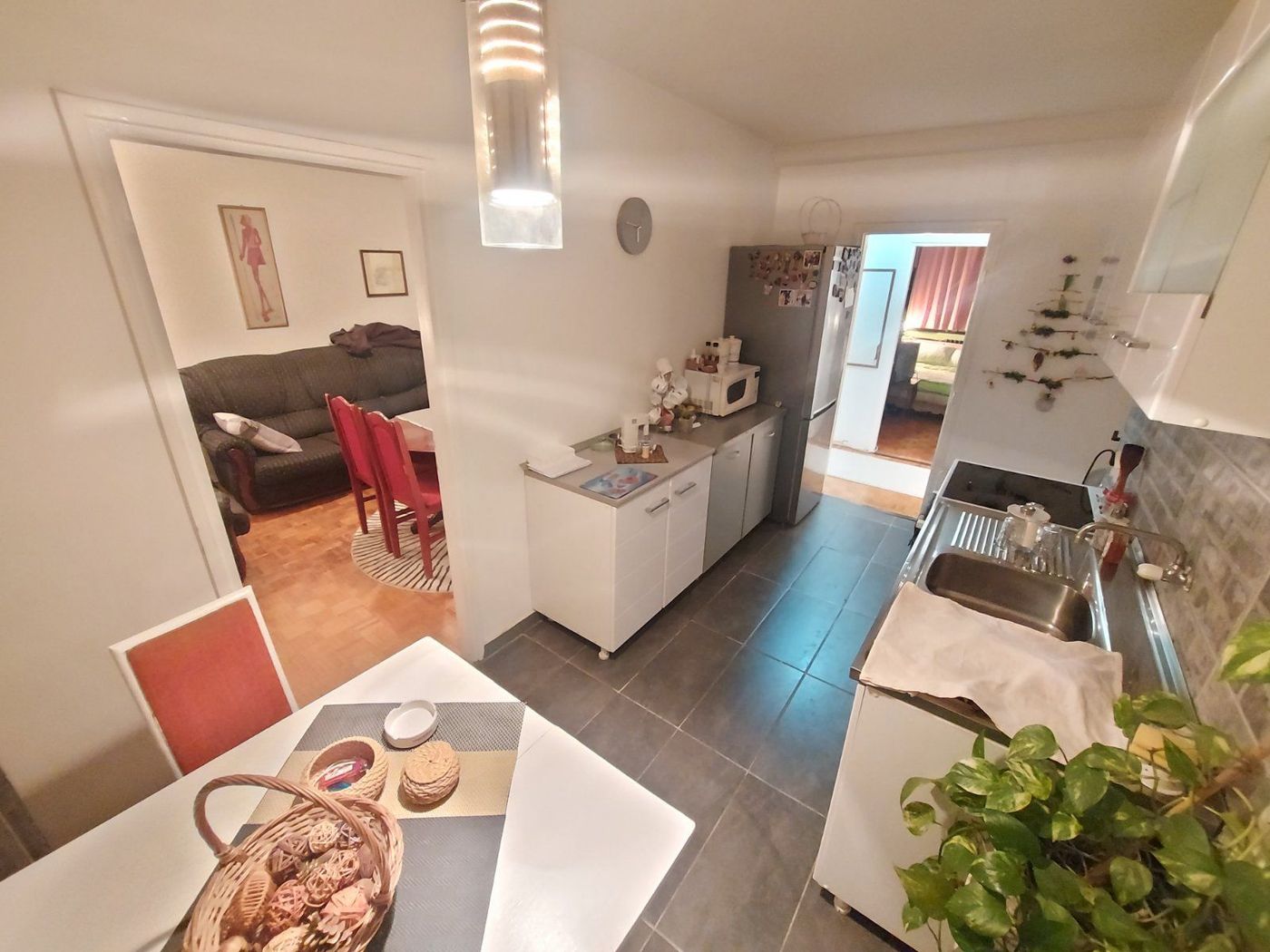 Trosoban stan idealnog rasporeda   mirna lokacija   062 792 583 3