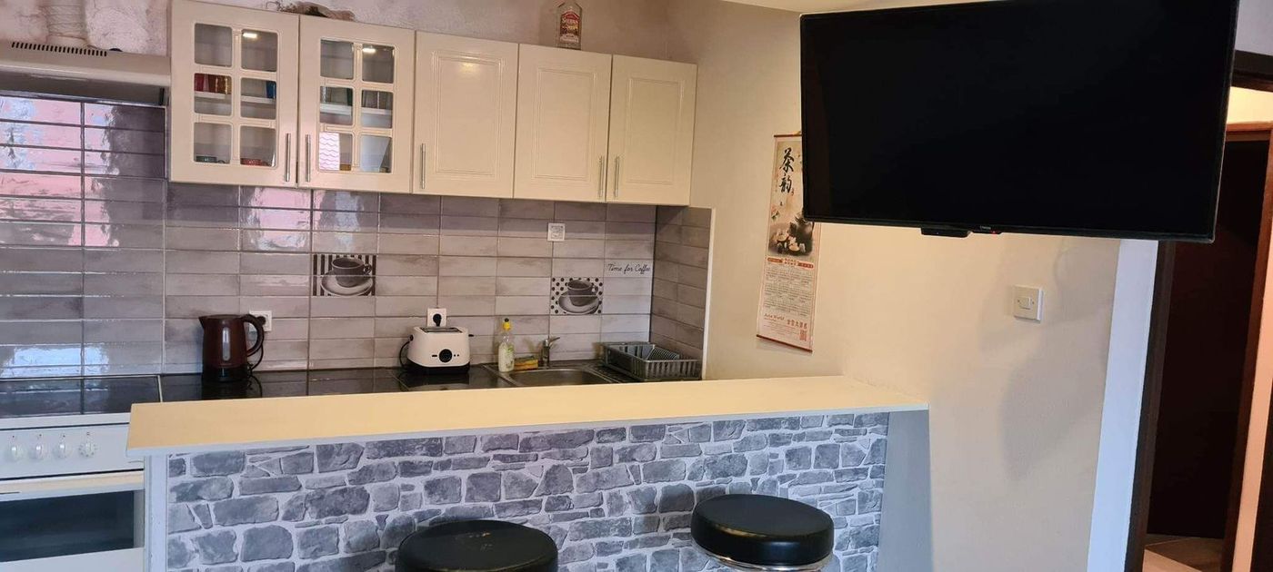 Gradić   uknjižen stan   idealno za biznis  stan na dan    062 792 583 4