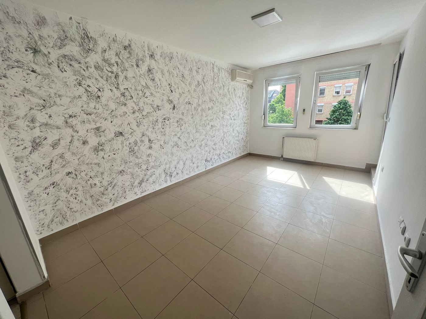 Uknjižen   savršen jednoiposoban  odmah useljiv   062 792 583 1