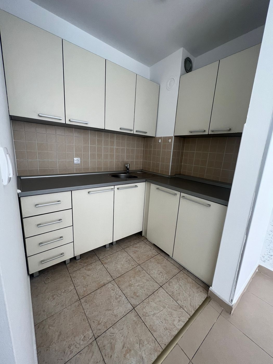 Uknjižen   savršen jednoiposoban  odmah useljiv   062 792 583 3