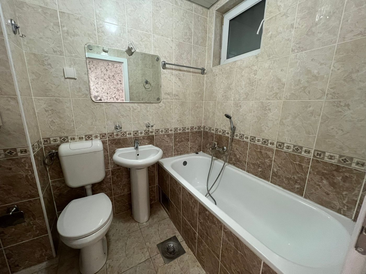 Uknjižen   savršen jednoiposoban  odmah useljiv   062 792 583 4