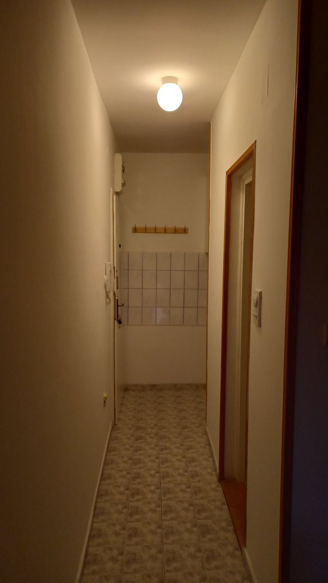 Blizina centra   uknjižena garsonjera   062 792 583 2