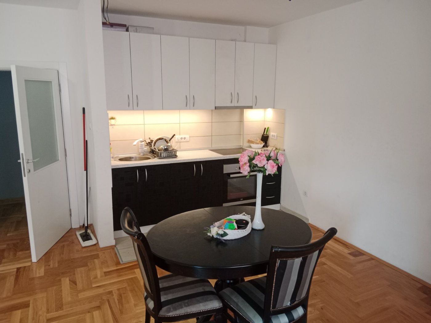 Uknjižen   2 gratis parking mesta   savršen četvorosoban   062 792 583 3