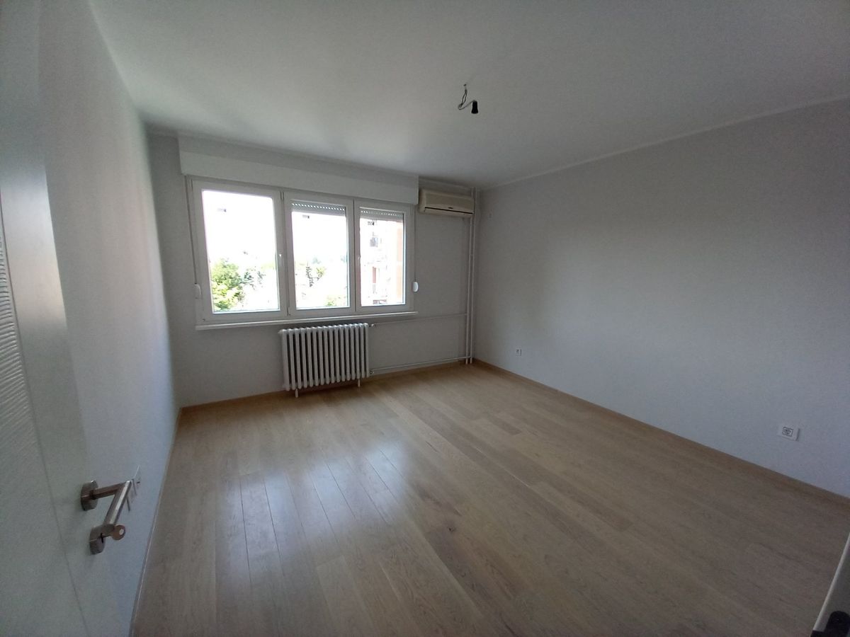 Fasadna cigla   kompletno renoviran   savršen četvorosoban stan 062 792 583 4