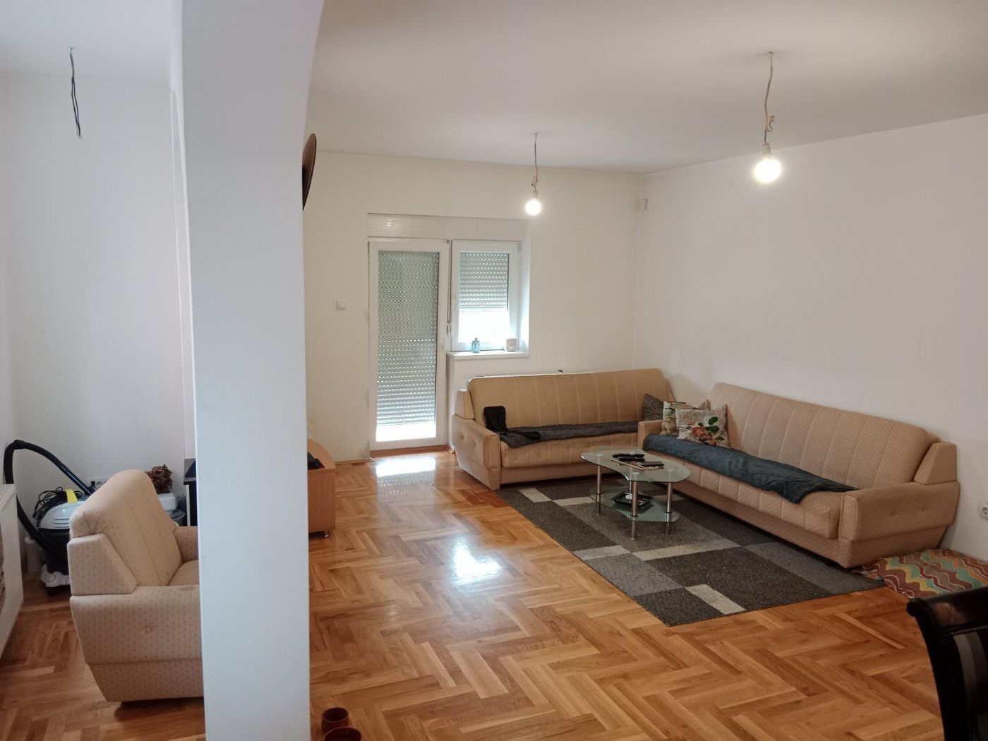 Uknjižen   2 gratis parking mesta   savršen četvorosoban   062 792 583 2