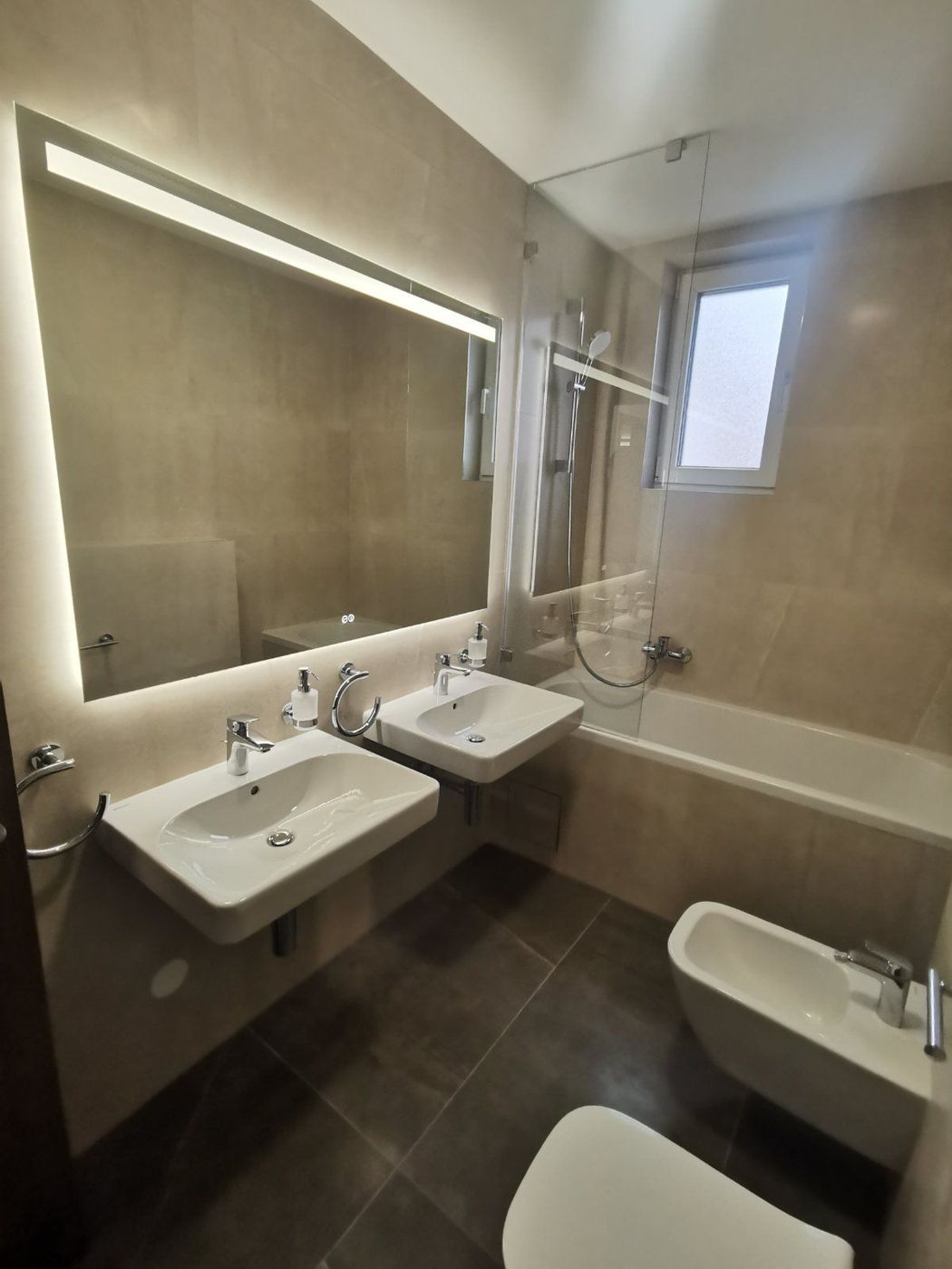 Nov   odmah useljiv   cena sa PDV om   062 792 583    ostava   SAVRŠEN 4