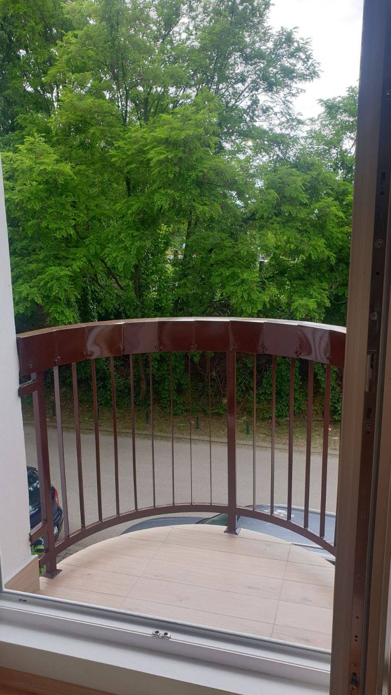 Kompletno renovirana garsonjera    uknjižena    062 792 583 5