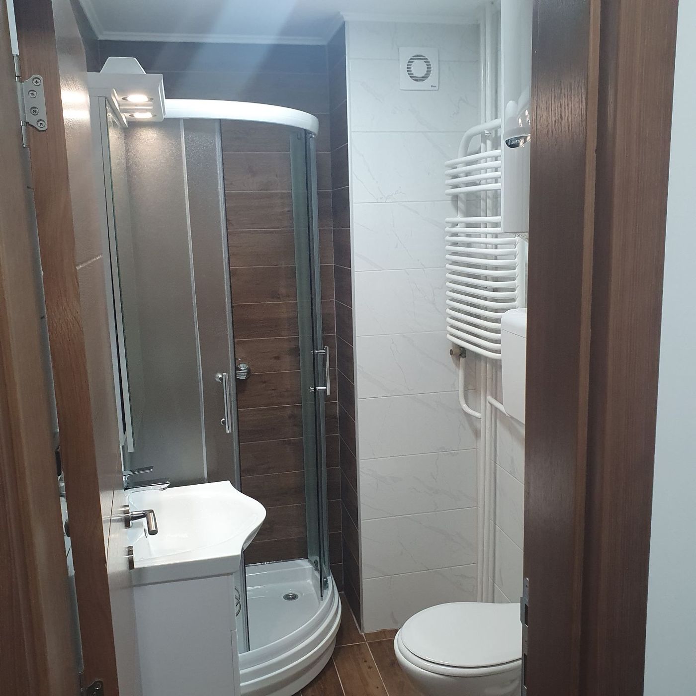 Kompletno renovirana garsonjera    uknjižena    062 792 583 4