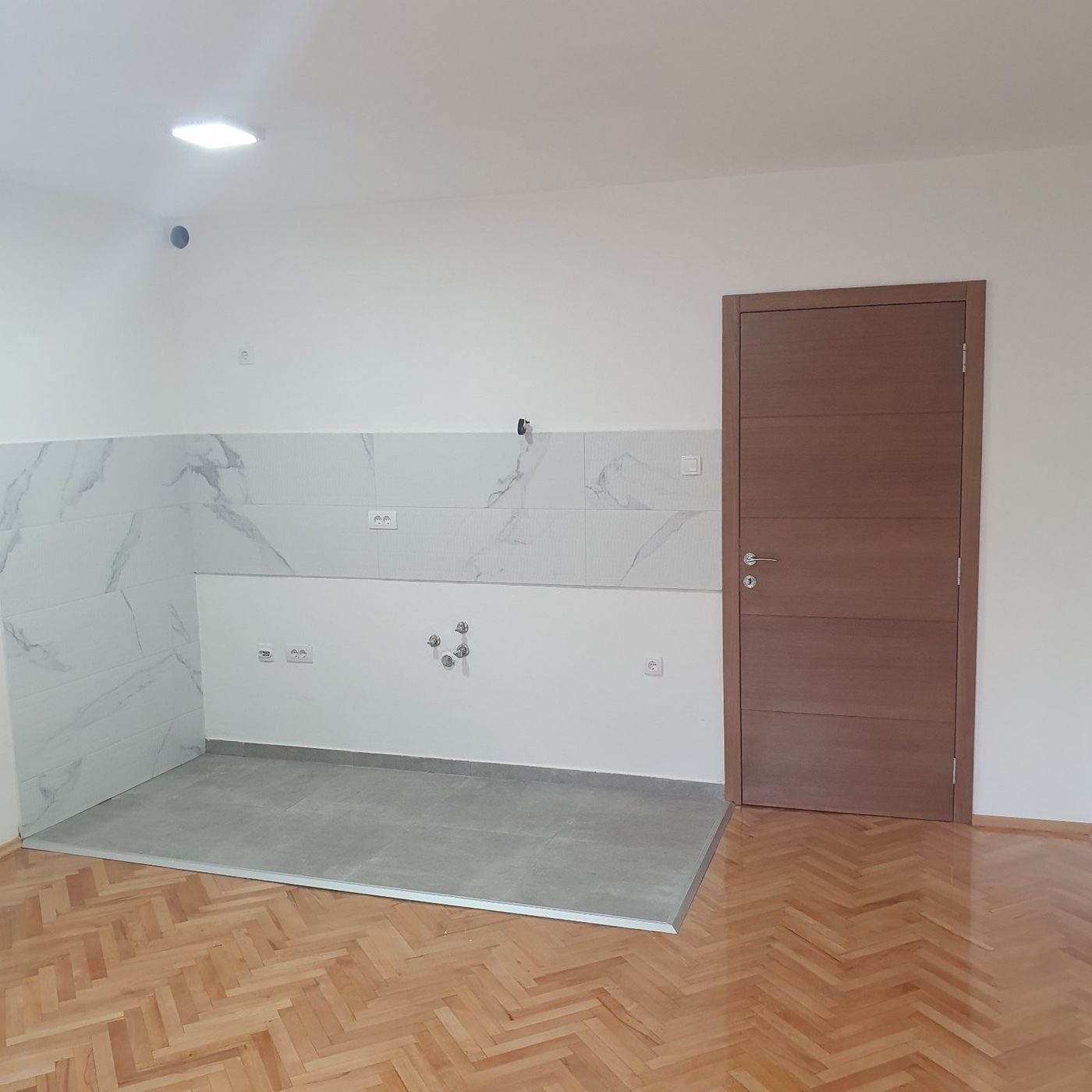 Kompletno renovirana garsonjera    uknjižena    062 792 583 2