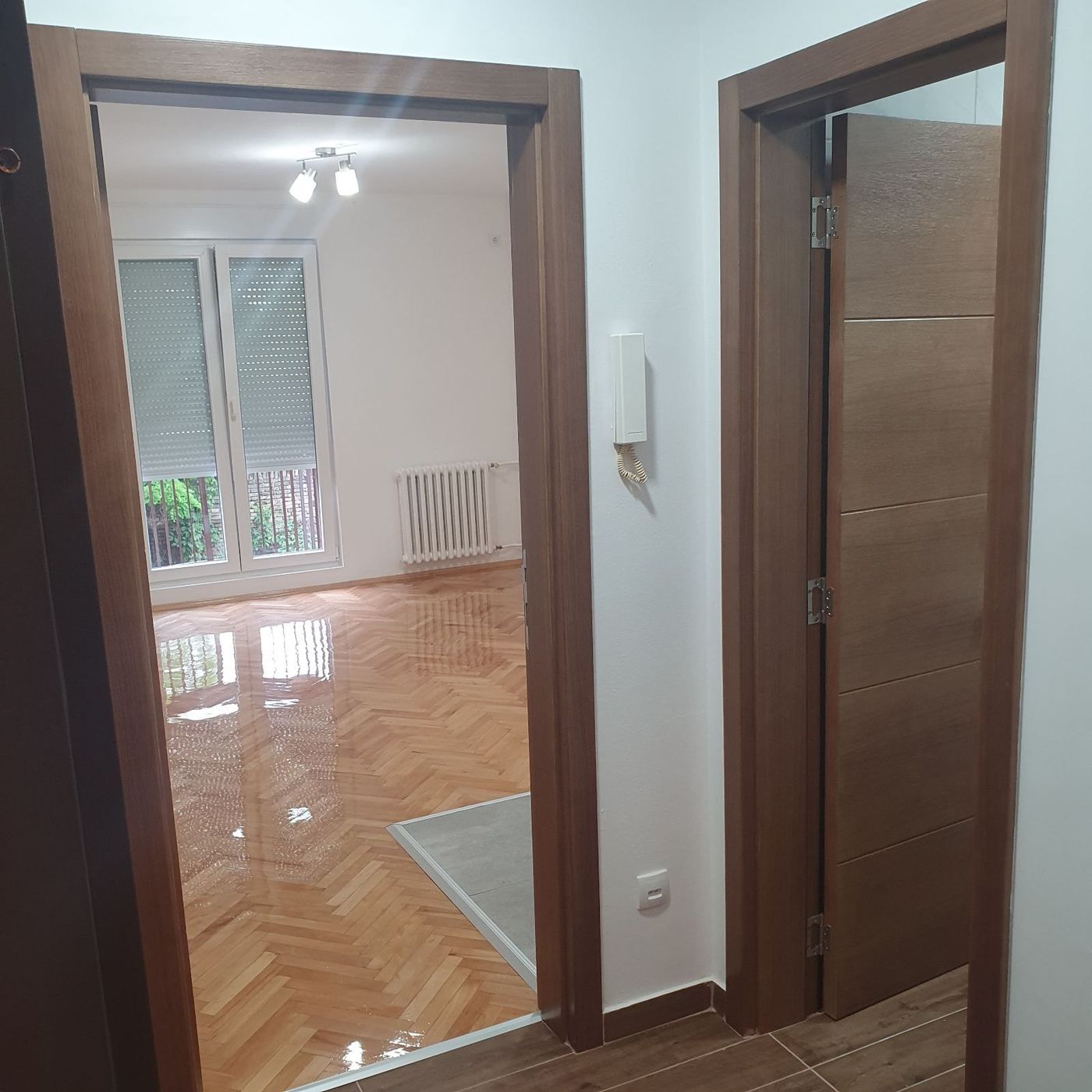 Kompletno renovirana garsonjera    uknjižena    062 792 583 3