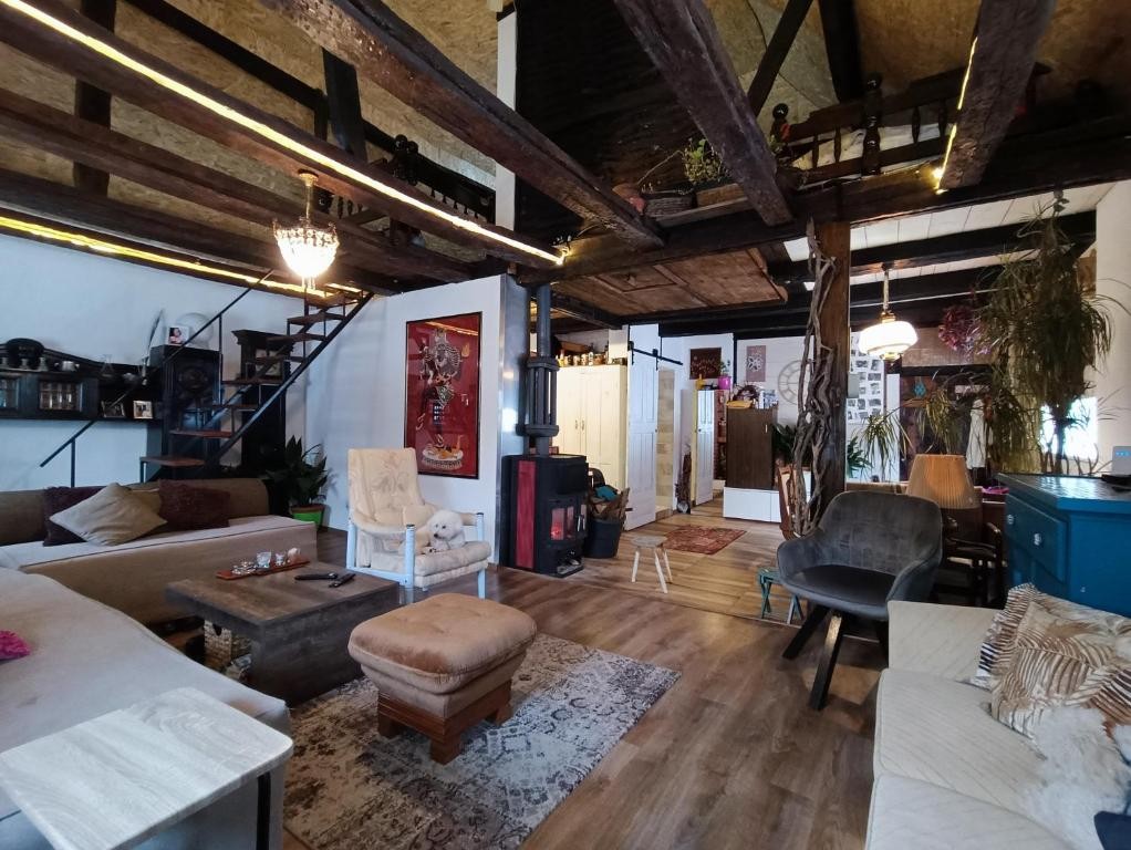 Kuca kljuc u ruke sa plantazom borovnice 1