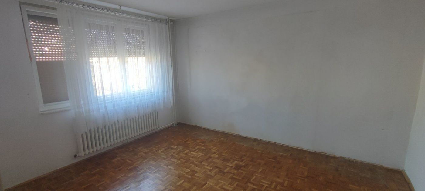 Iz hodnika  u sve prostorije   odličan stan   062 792 583 2