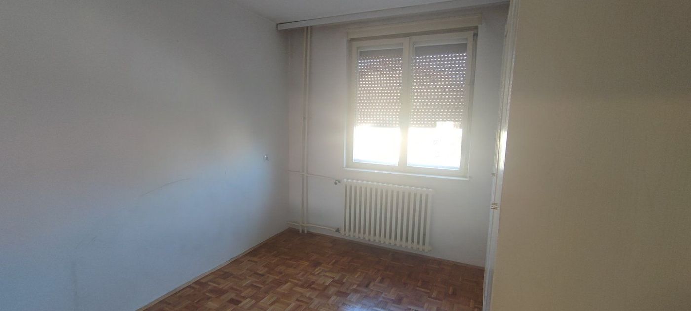 Iz hodnika  u sve prostorije   odličan stan   062 792 583 3