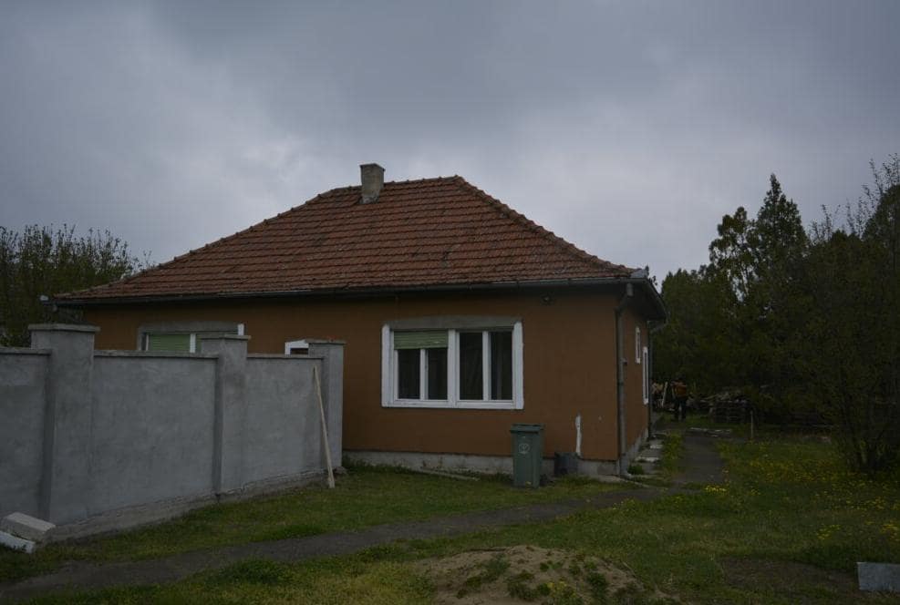 Hitno Kuća za prodaju sa velikim placem 1