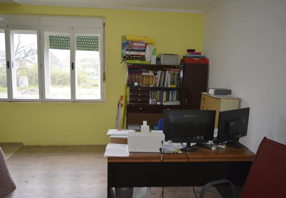 Hitno Kuća za prodaju sa velikim placem 5