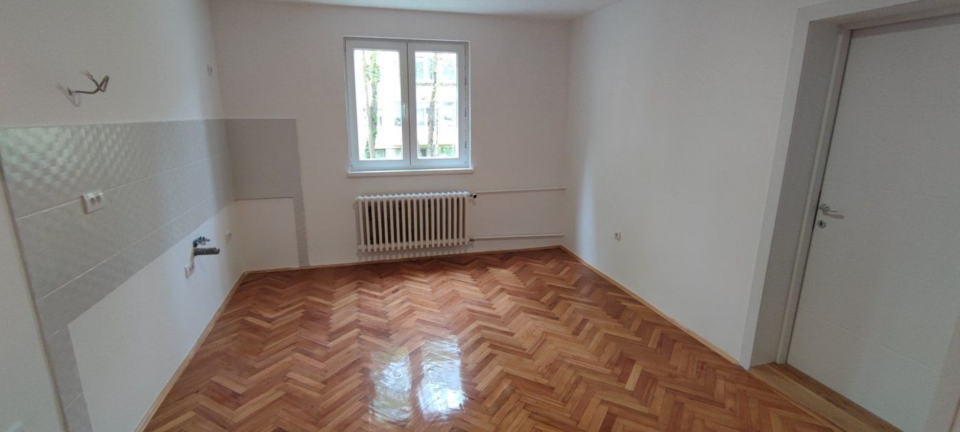 Uknjižen  visoko prizemlje 2 5m   kompletno renoviran   062 792 583 2