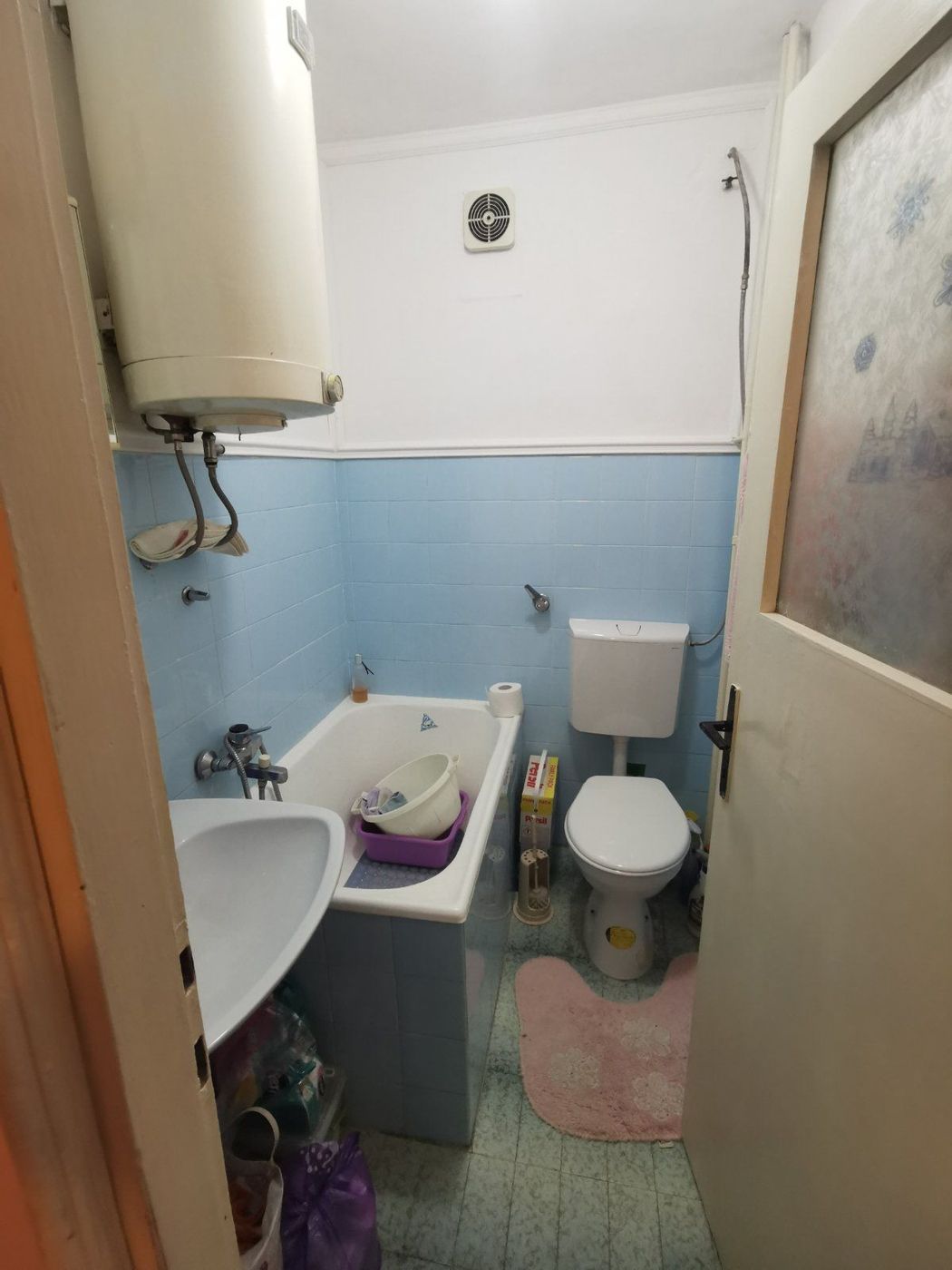 Uknjižen  odmah useljiv komforan dvosoban stan   062 792 583 5