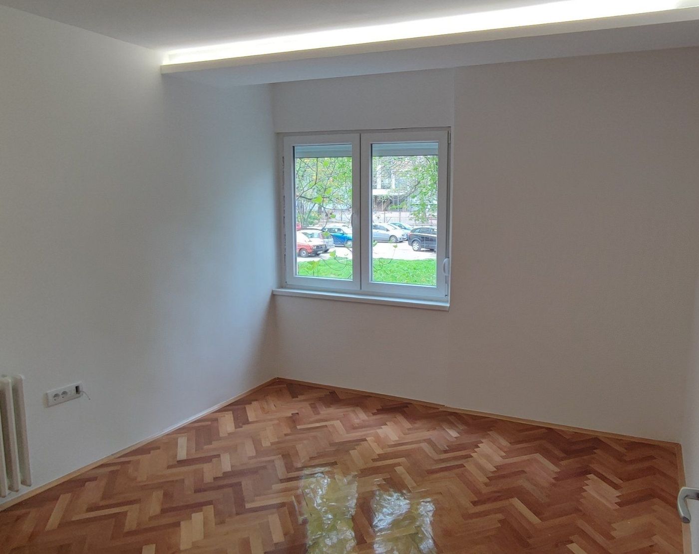 Uknjižen  visoko prizemlje 2 5m   kompletno renoviran   062 792 583 3