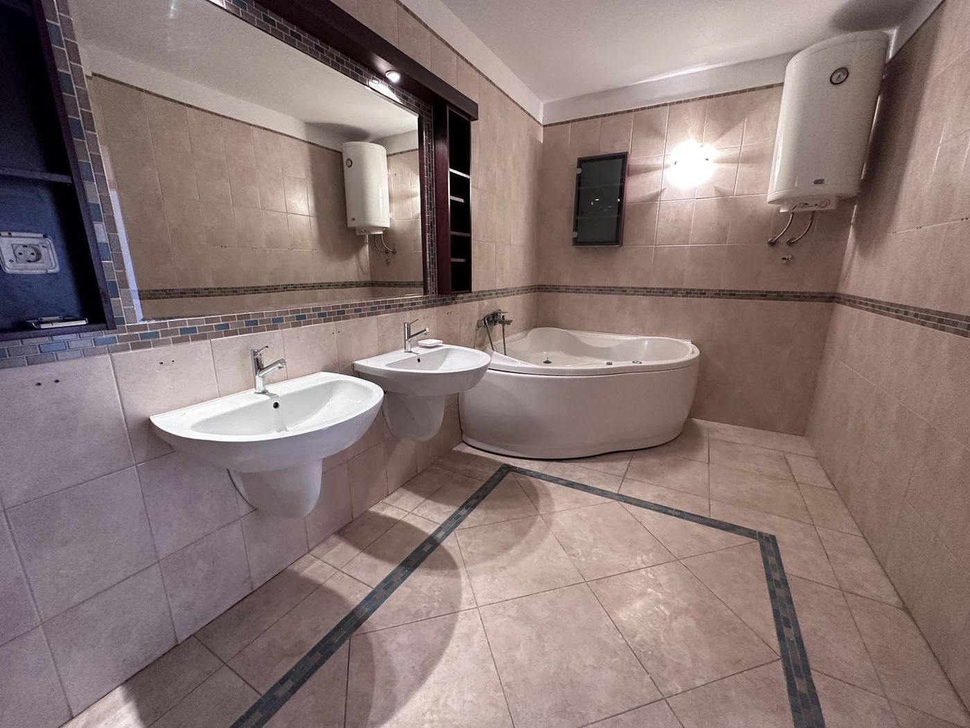 Odmah useljiv porodični stan od 154m2   062 792 583 4