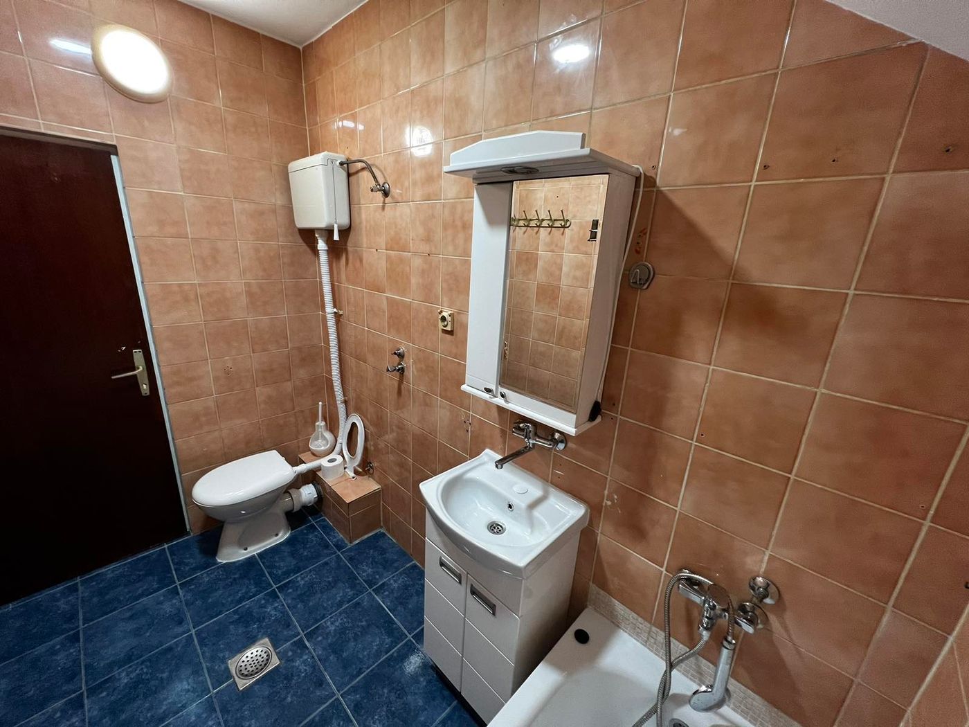 Odmah useljiv  uknjižen  bez ulaganja  bez agencijske provizije   062 792 583 5