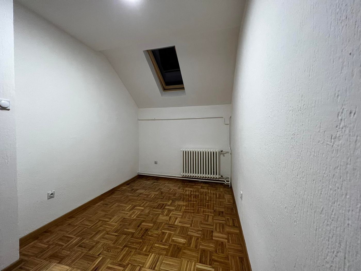 Odmah useljiv  uknjižen  bez ulaganja  bez agencijske provizije   062 792 583 3