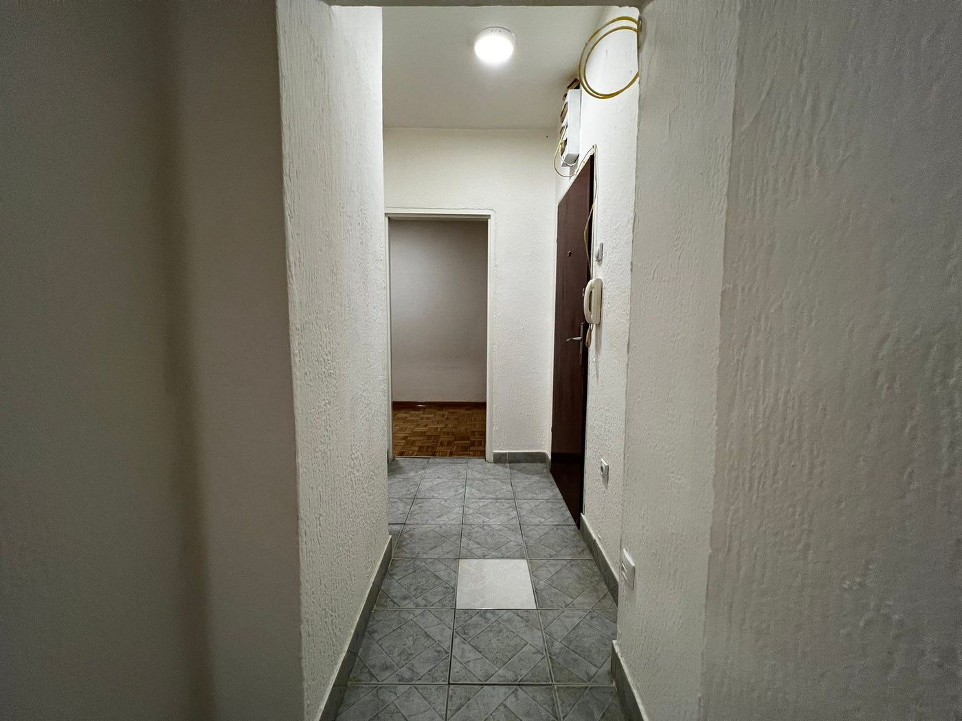 Odmah useljiv  uknjižen  bez ulaganja  bez agencijske provizije   062 792 583 4