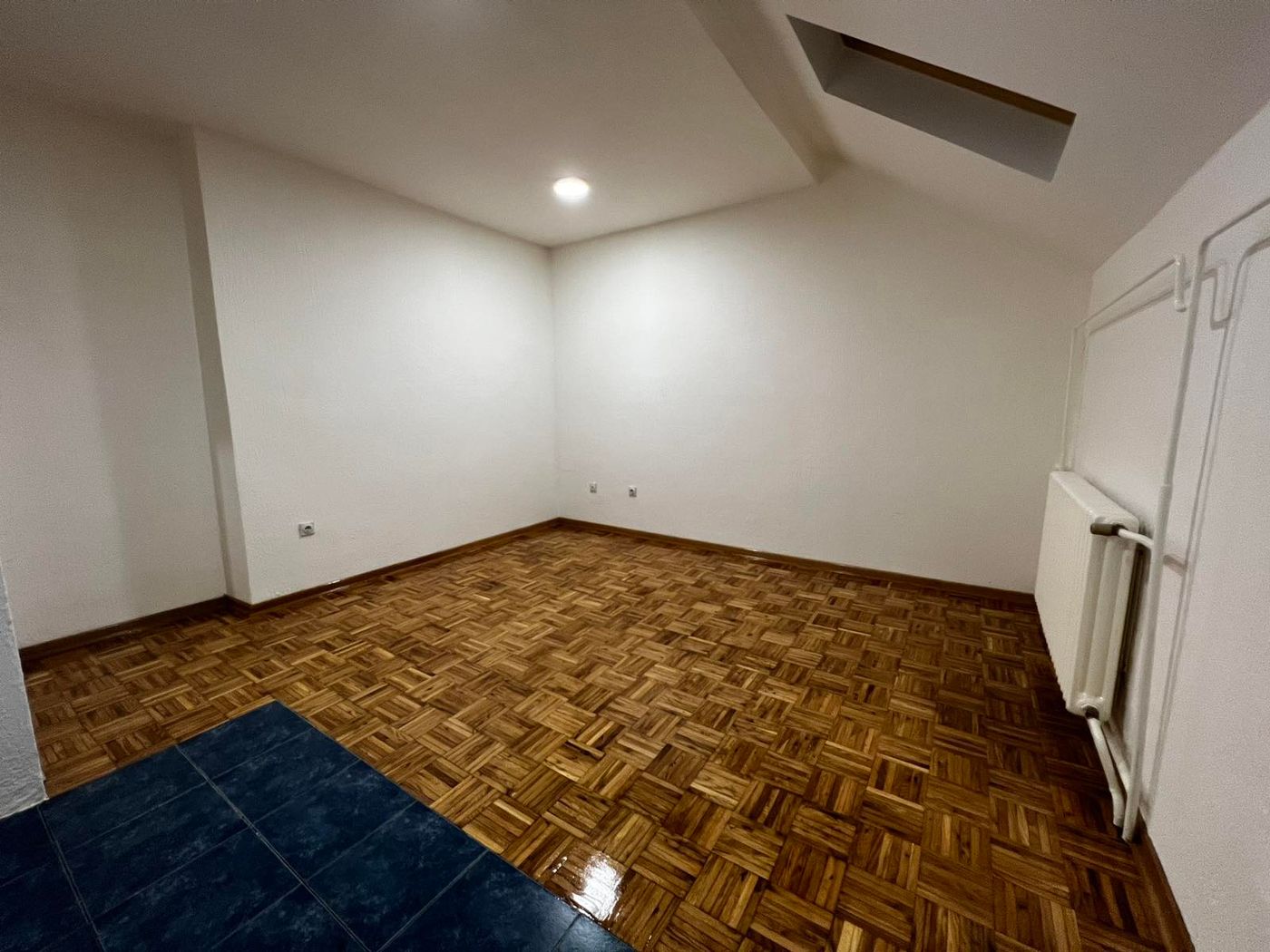 Odmah useljiv  uknjižen  bez ulaganja  bez agencijske provizije   062 792 583 2