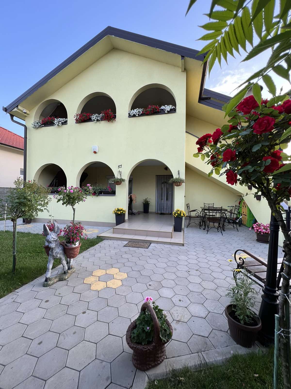 Prodajem kucu u Starim Banovcima 1