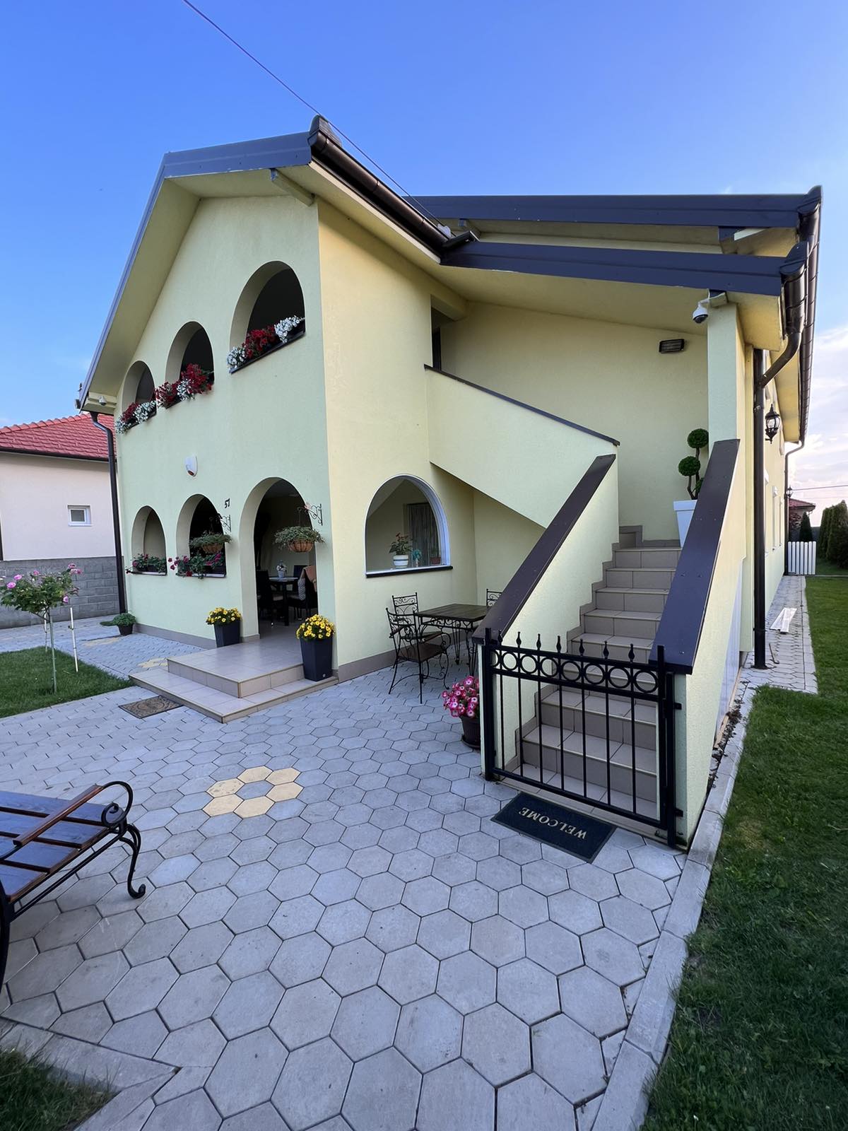 Prodajem kucu u Starim Banovcima 2