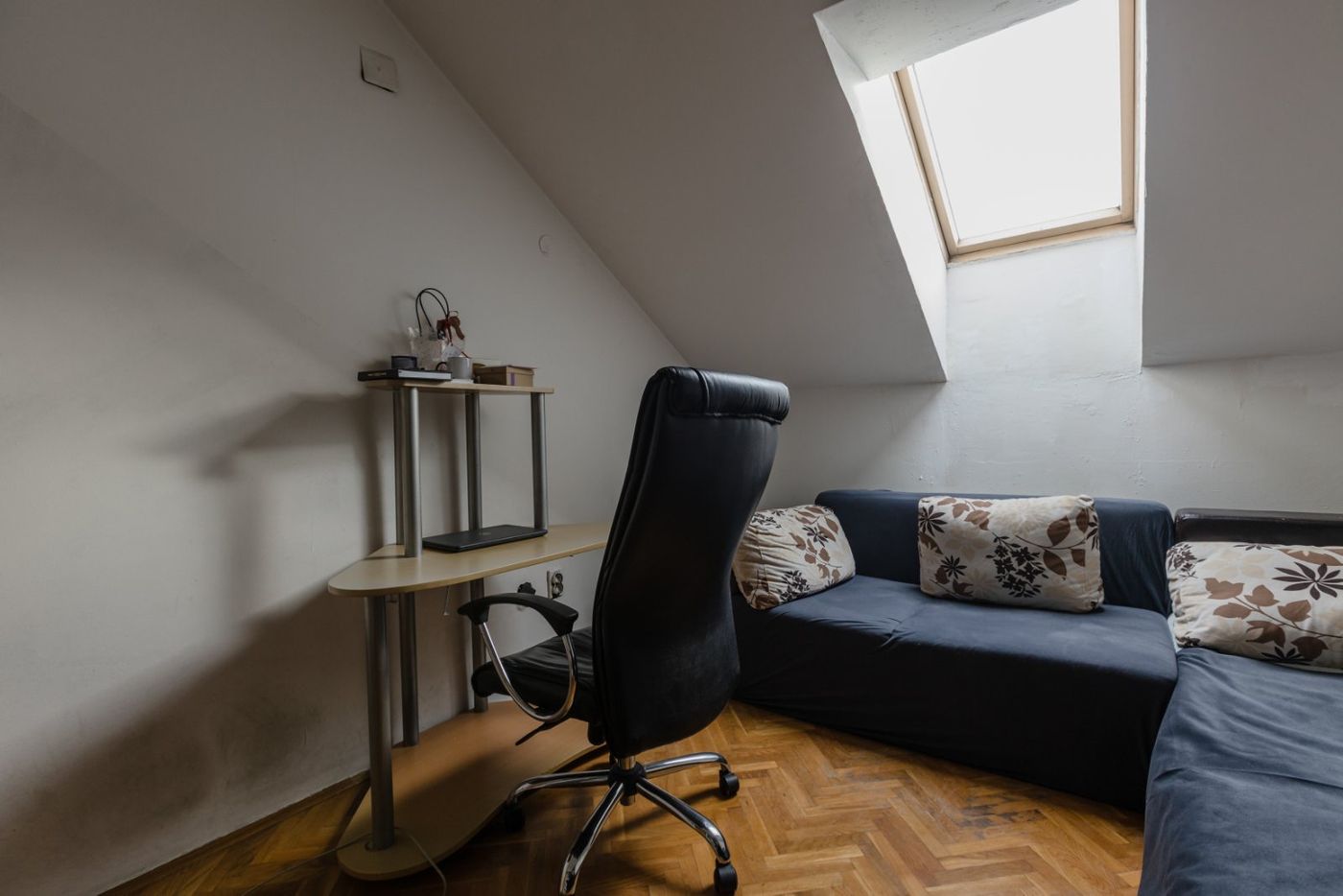 Uknjižen četvorosoban stan   povoljno   062 792 583 2