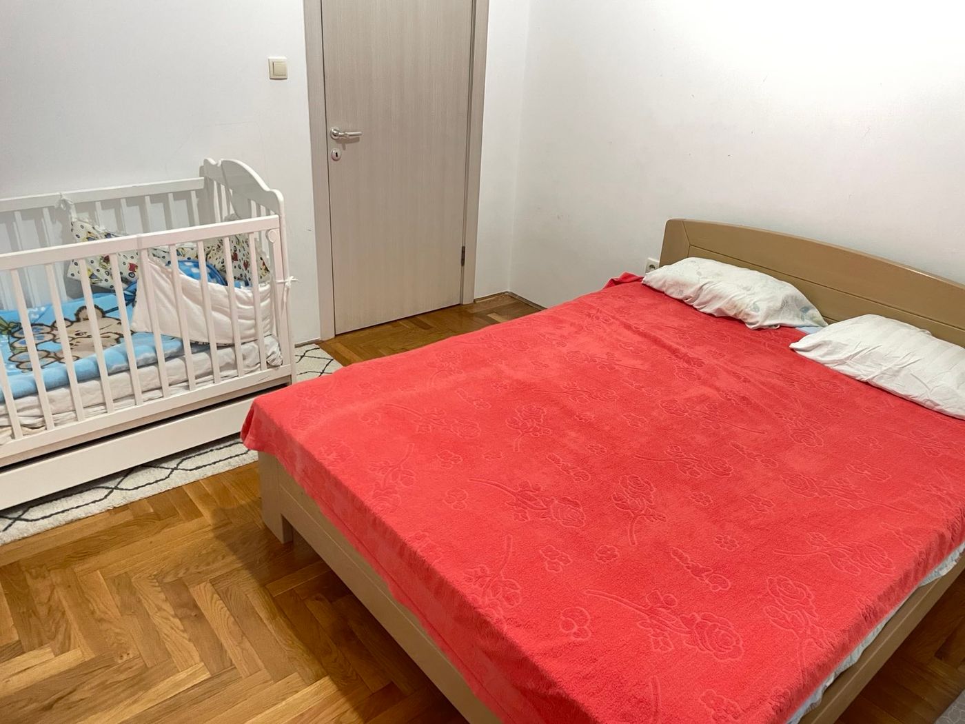 Uknjižen komforan trosoban stan   hitno   062 792 583 3