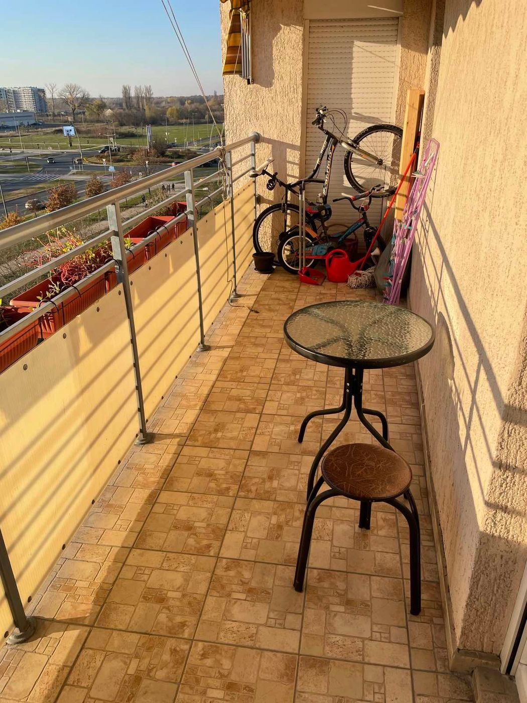 Uknjižen komforan trosoban stan   hitno   062 792 583 5