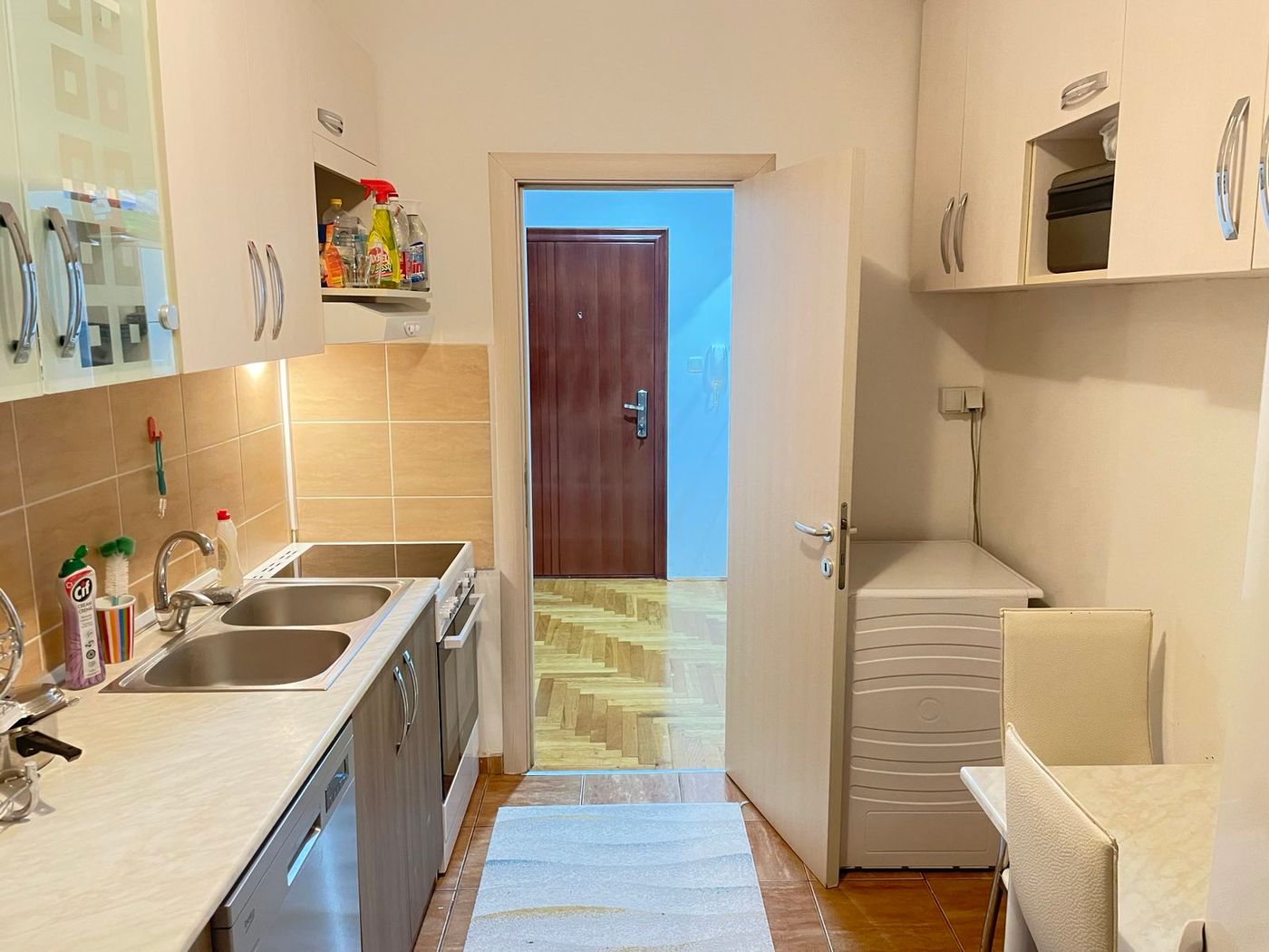 Uknjižen komforan trosoban stan   hitno   062 792 583 2