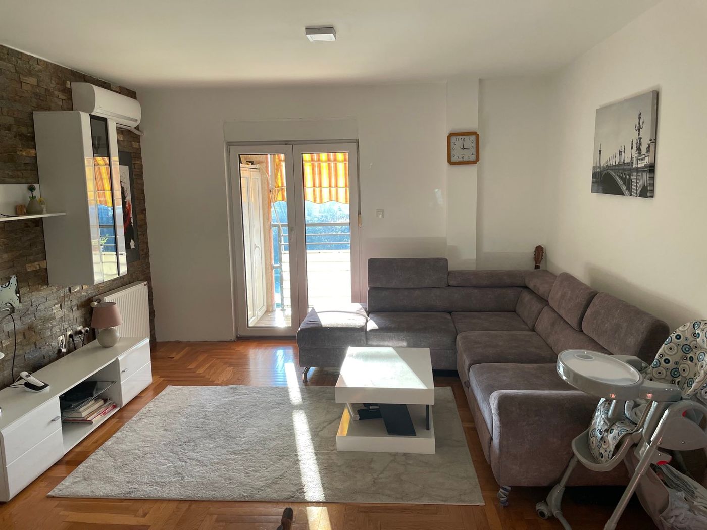 Uknjižen komforan trosoban stan   hitno   062 792 583 1