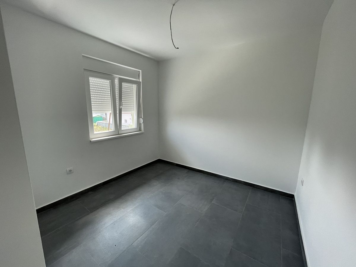 Nov  cena sa PDV om   odmah useljiv   062 792 583 4