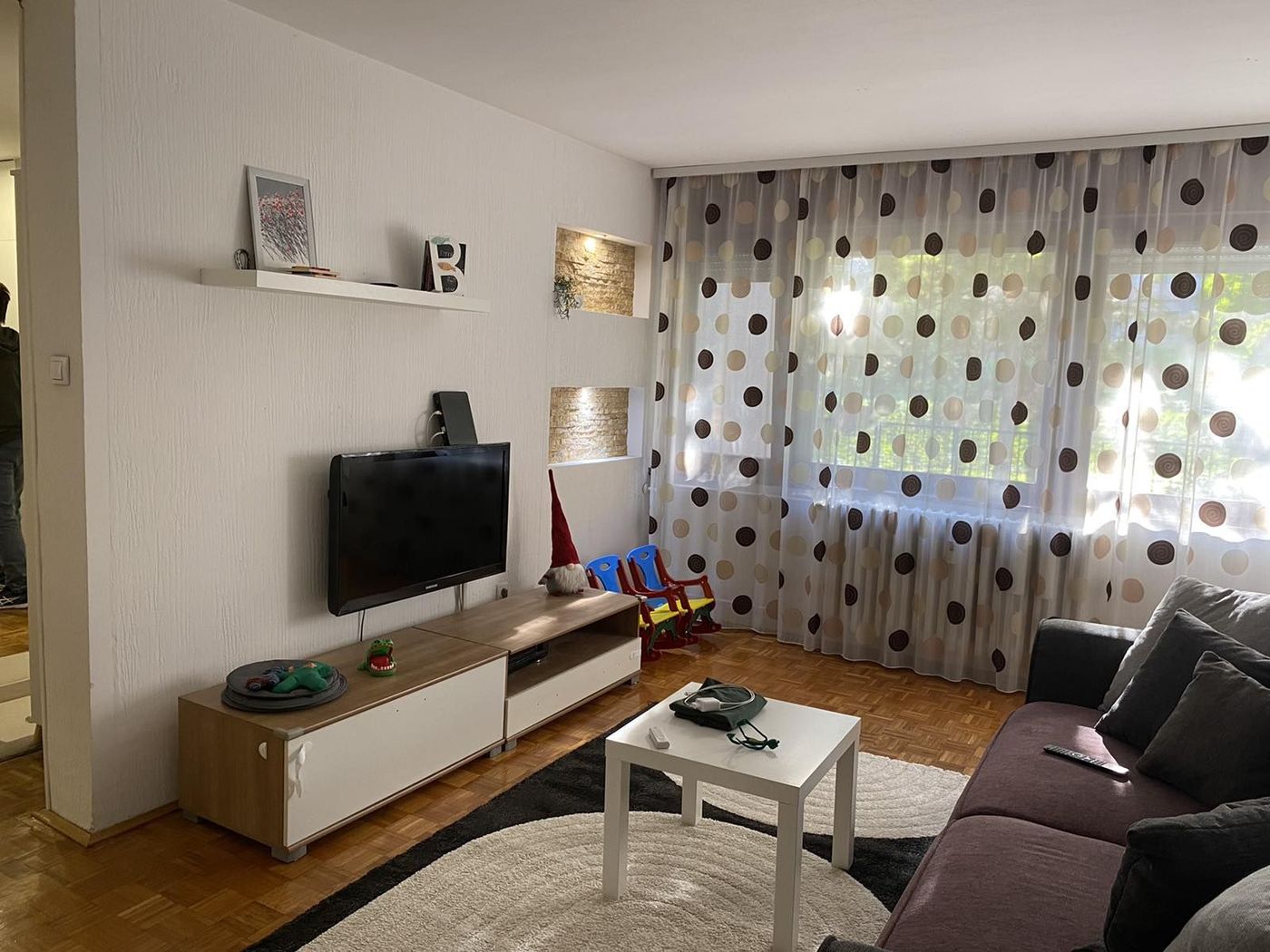 Blok 8   renoviran   gratis terasa i ostava  20m2    062 792 583 2