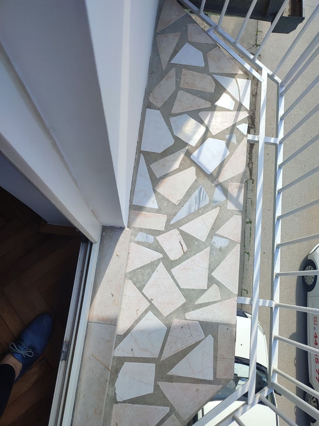 Blizina centra   kompletno renovirana garsonjera   062 792 583 5