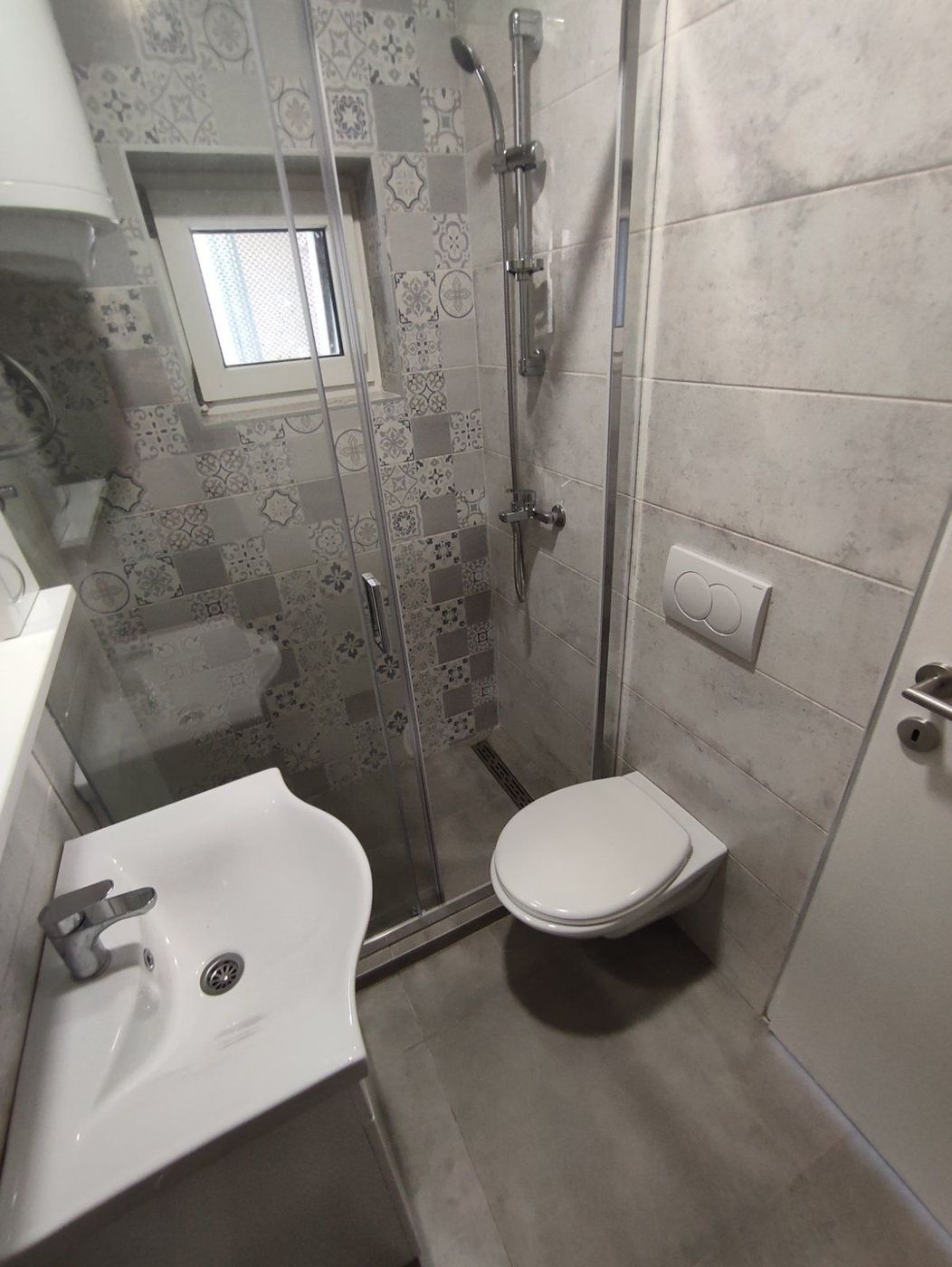 Blizina centra   kompletno renovirana garsonjera   062 792 583 4